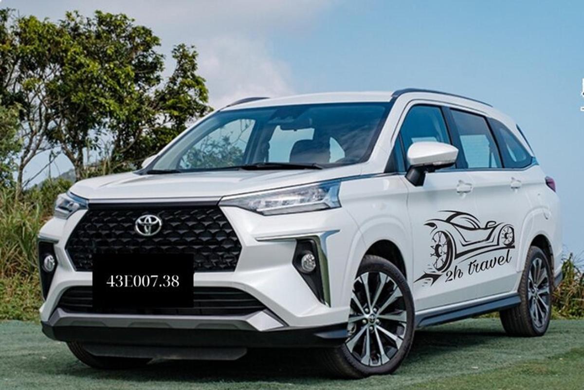 en hvit Lexus SUV parkert i et jorde