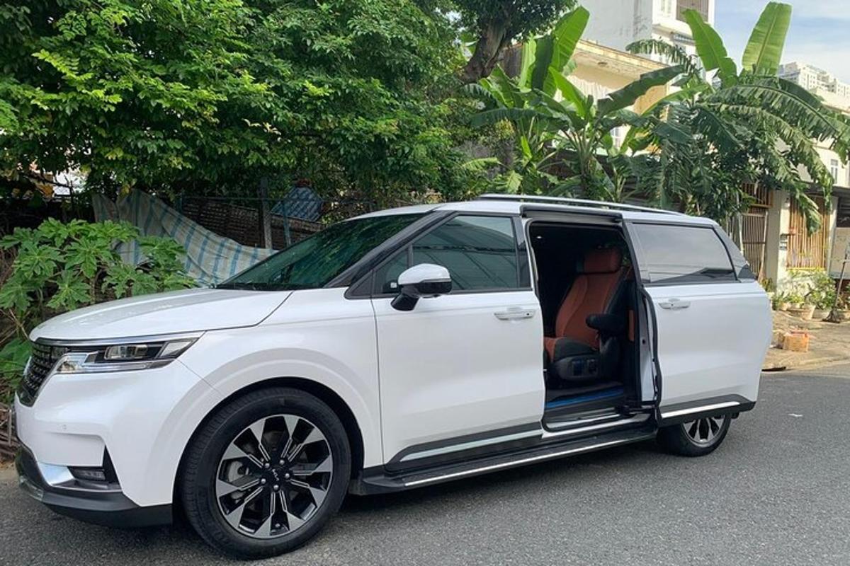 en hvit SUV parkert på gaten med døren åpen