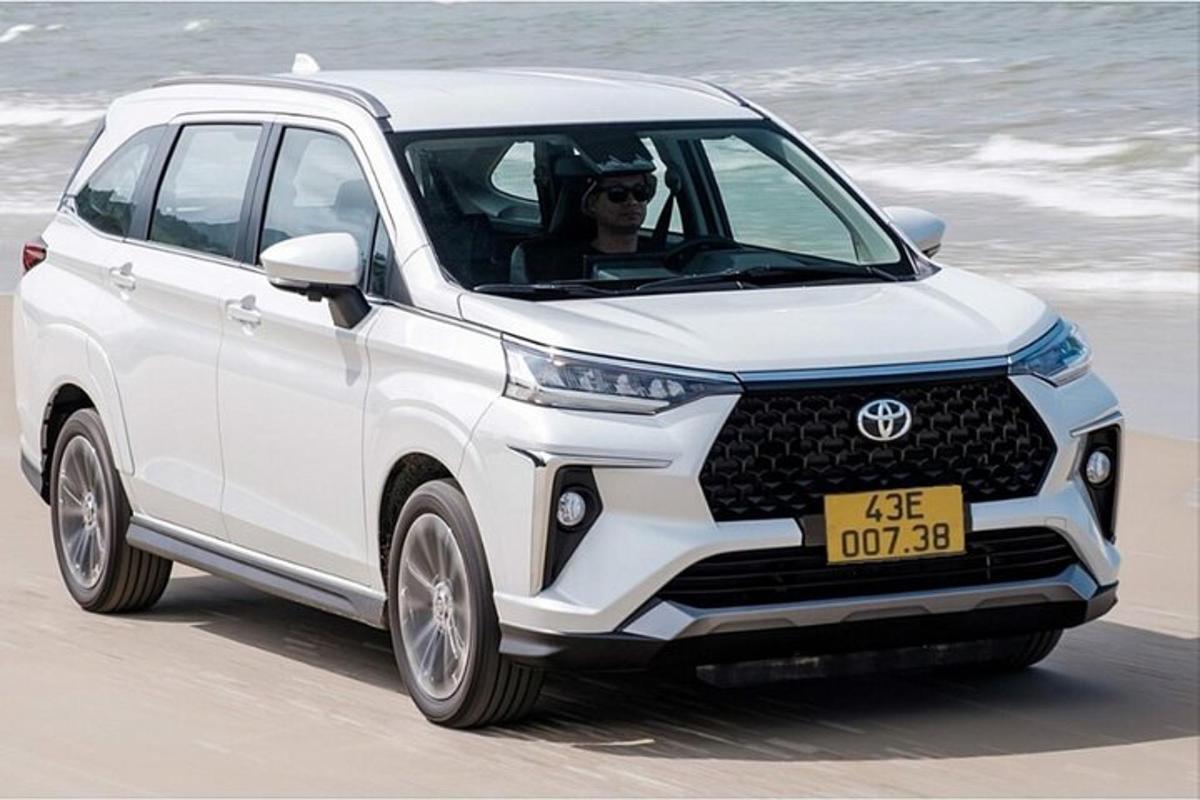 Hvítur Toyota Fortuner ekur á ströndinni