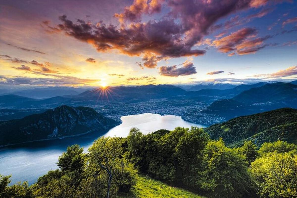 una vista di un lago in montagna al tramonto