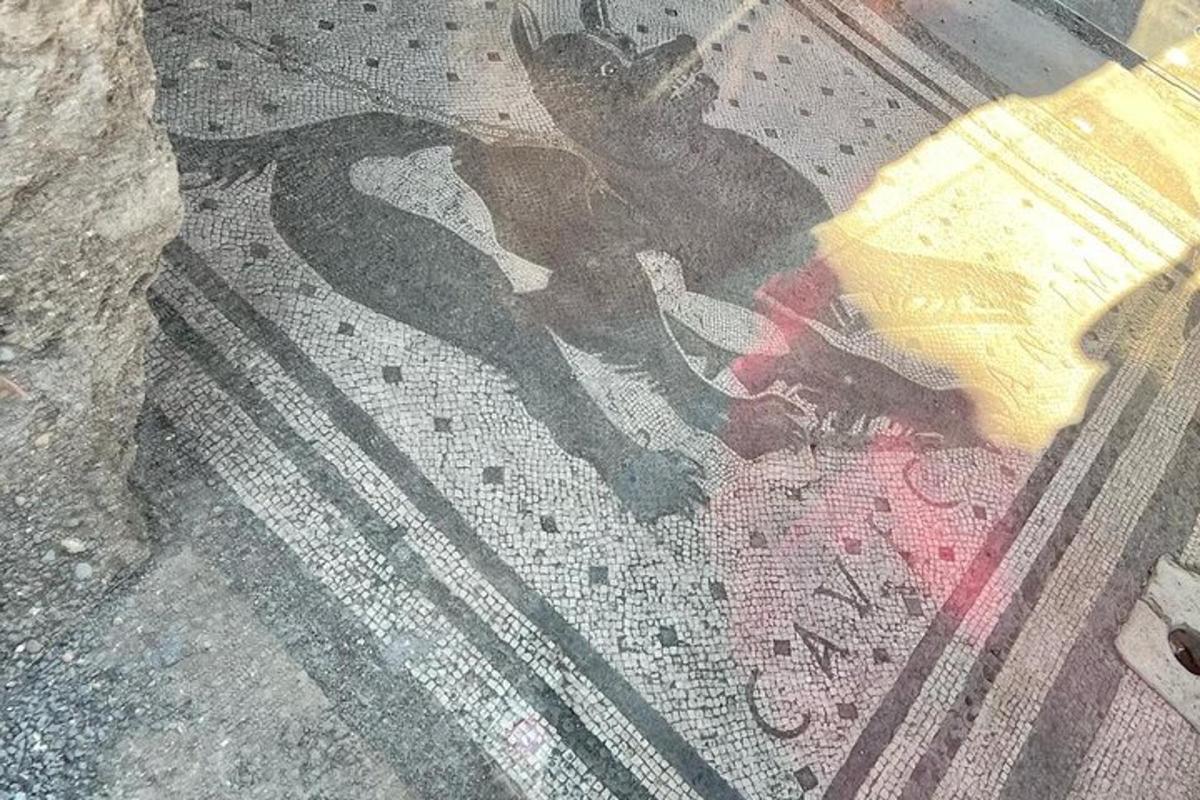 inimene, kes lamab voodi peal