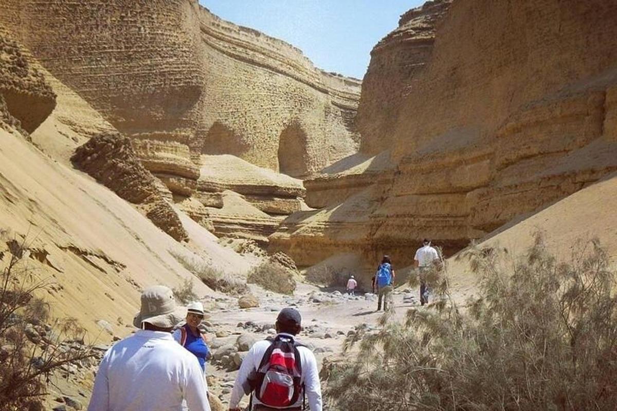 eine Gruppe von Menschen, die durch eine Schlucht wandern
