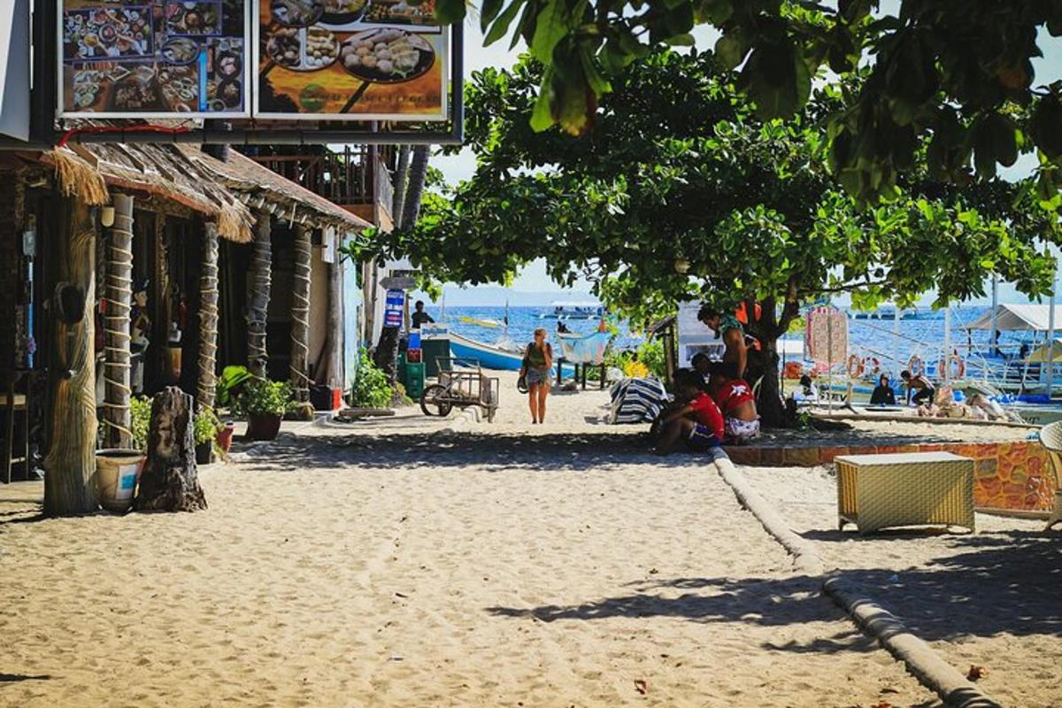 una playa de arena con gente caminando por la playa