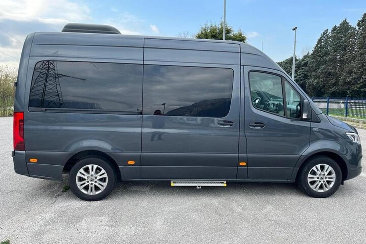 een grijze bestelwagen geparkeerd op een parkeerplaats