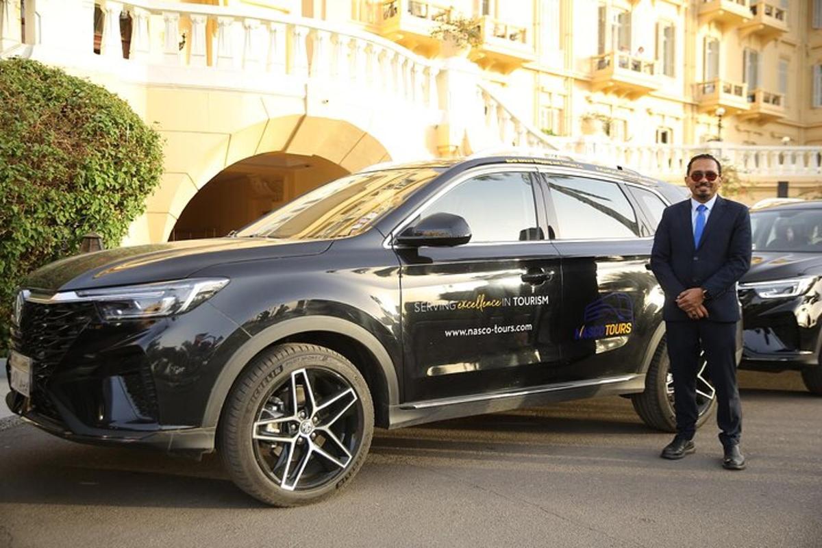 ülikonnas mees seisab auto kõrval