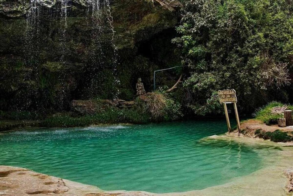kolam kecil air dengan tanda di dalamnya