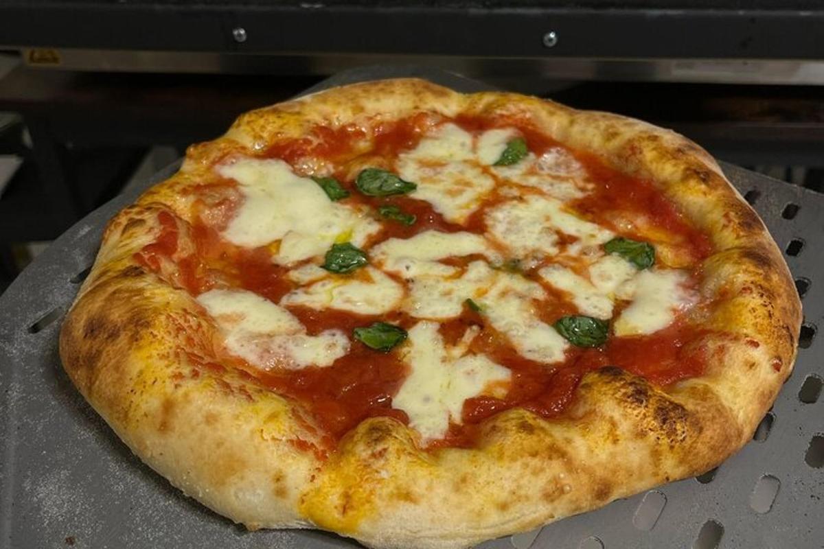 pizza sem stendur ofan á pönnu