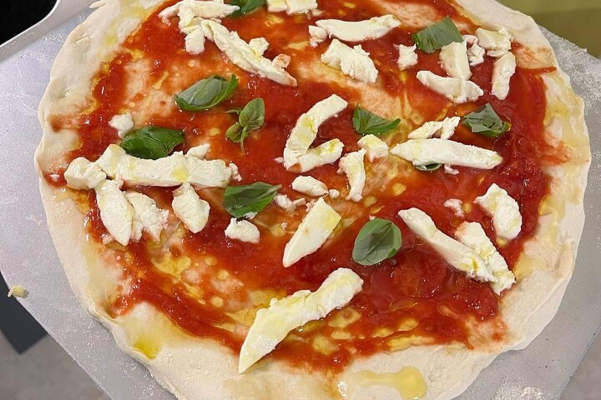 pizza með osti og basil ofan á