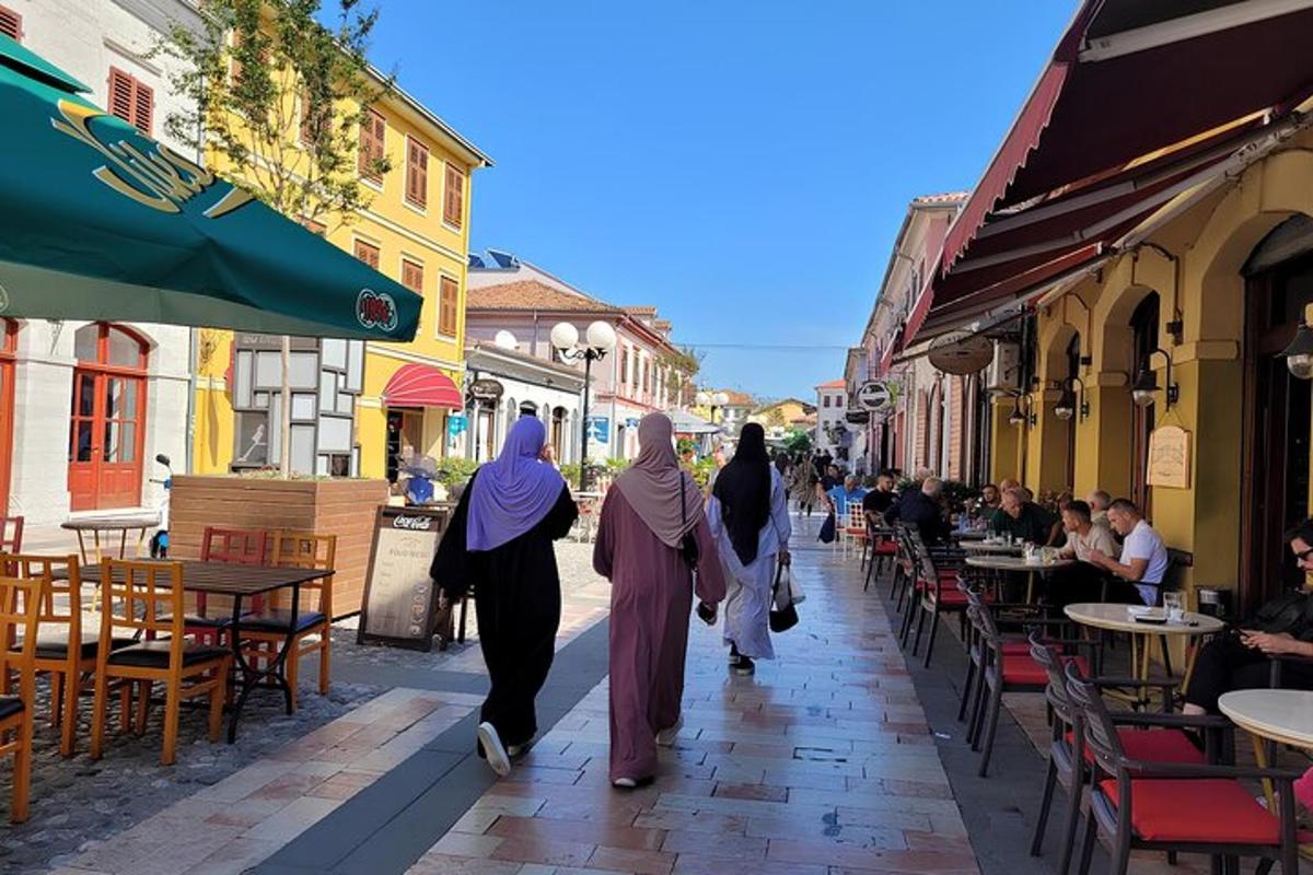skupina žen jdoucích po ulici