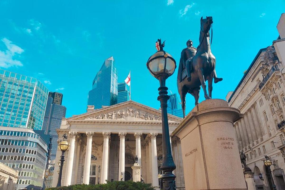 statua mężczyzny jadącego na koniu przed budynkiem