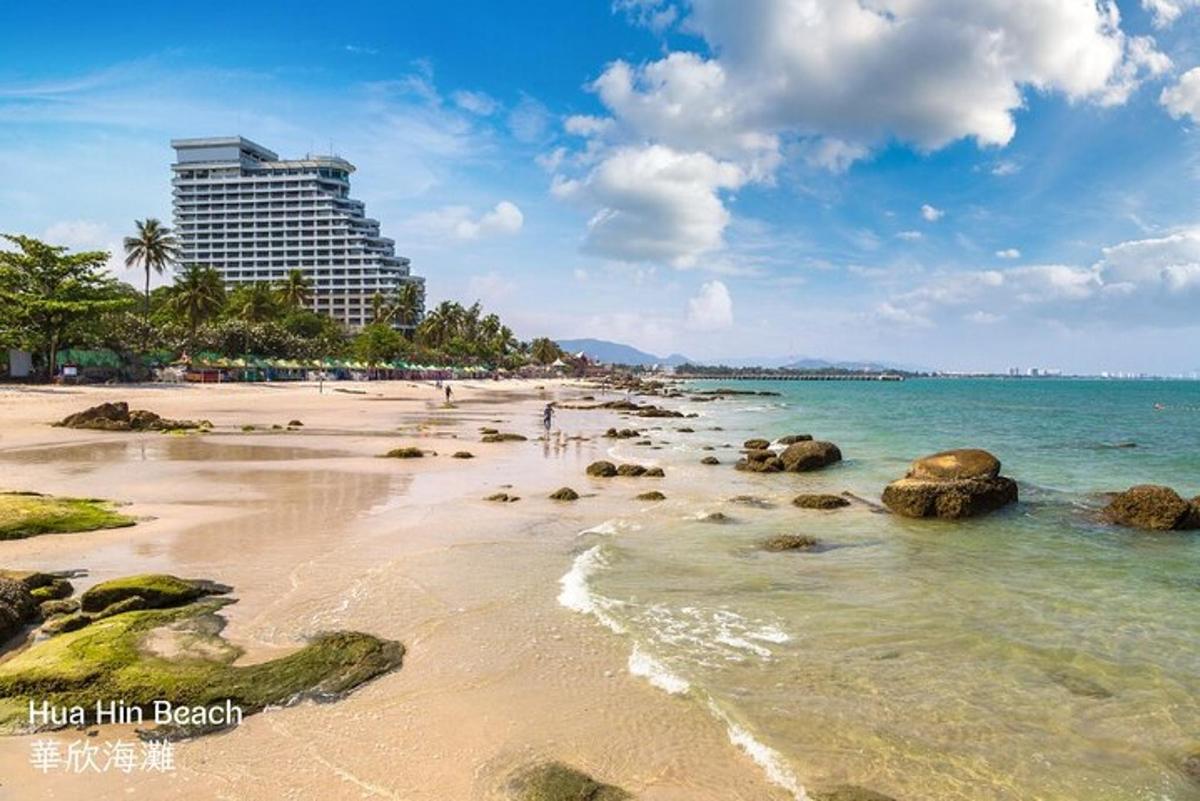 pogled na plažo s hotelom v ozadju