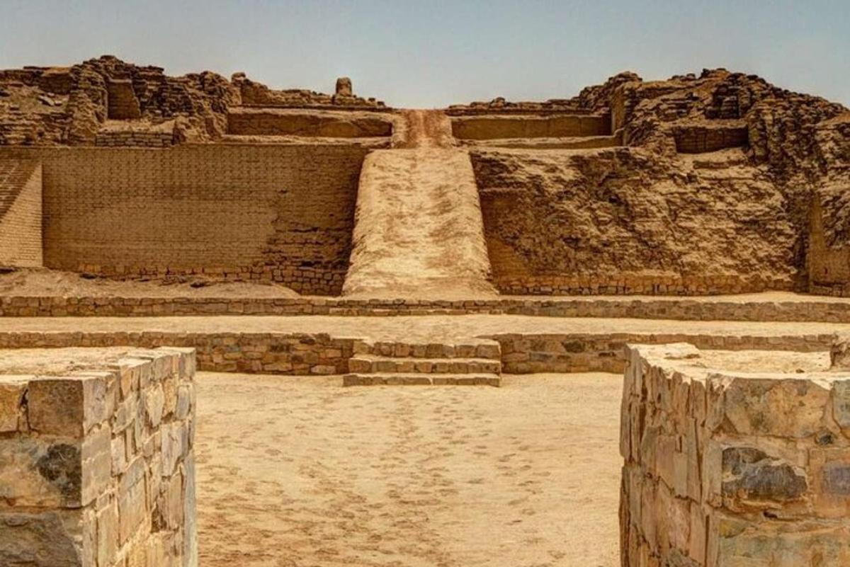 una vista de les ruïnes d'un edifici