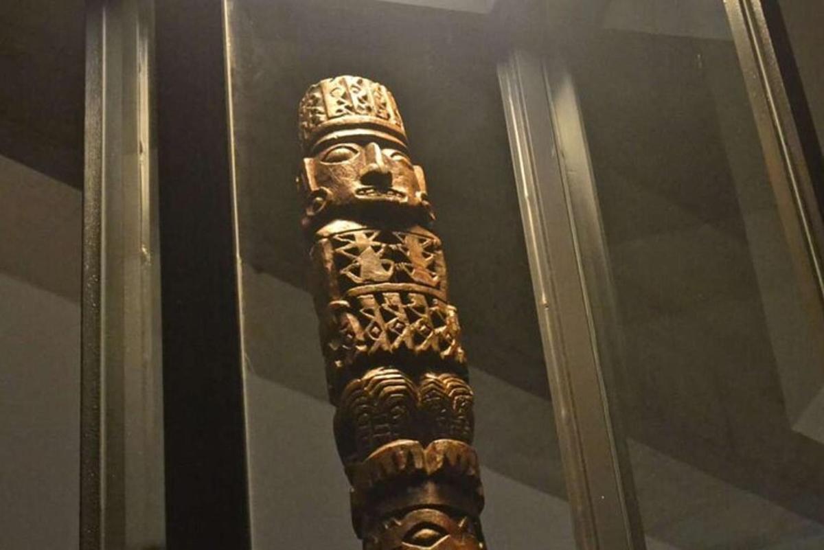 totem ve skleněné vitríně v muzeu