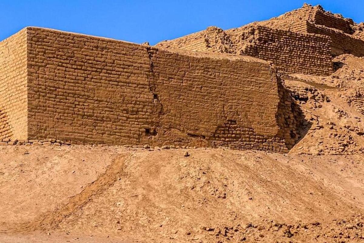 cihlová zeď stojící na vrcholu hliněného kopce