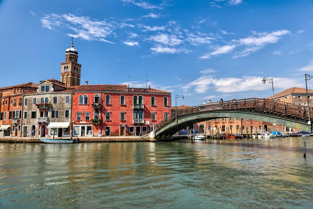 Un puente sobre un río en una ciudad con edificios.