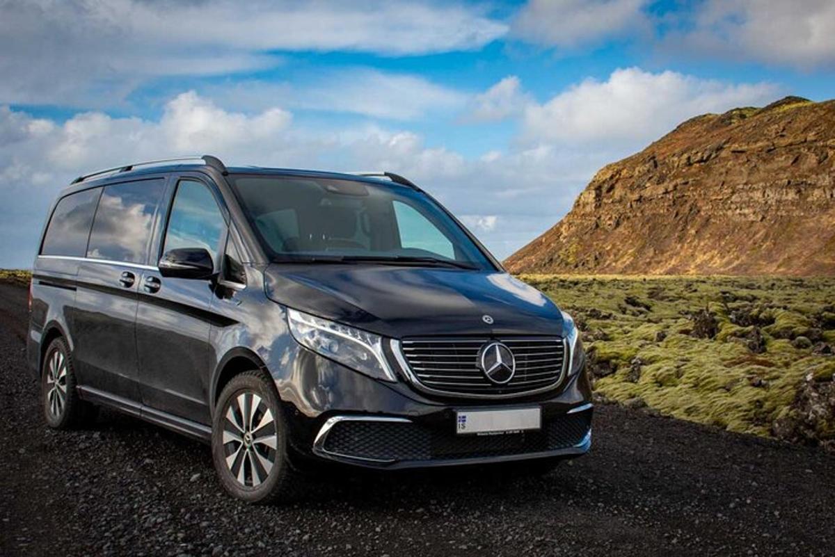 sebuah minivan Mercedes Benz berwarna perak terparkir di jalan