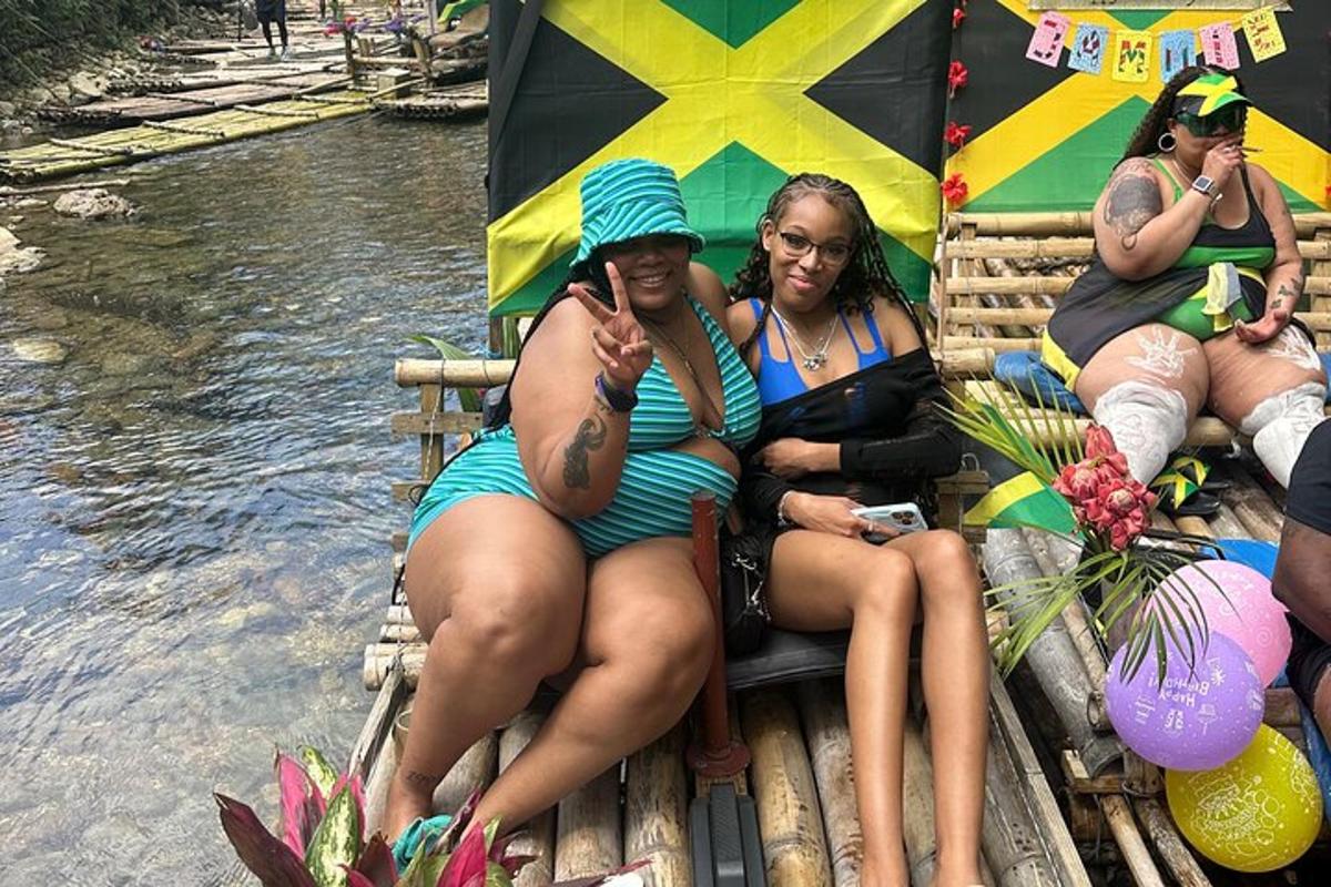 un gruppo di donne sedute su una barca in acqua