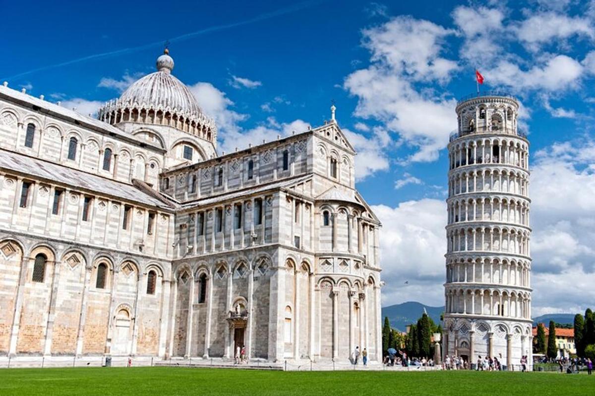 un edificio con una torre inclinada al lado de una catedral