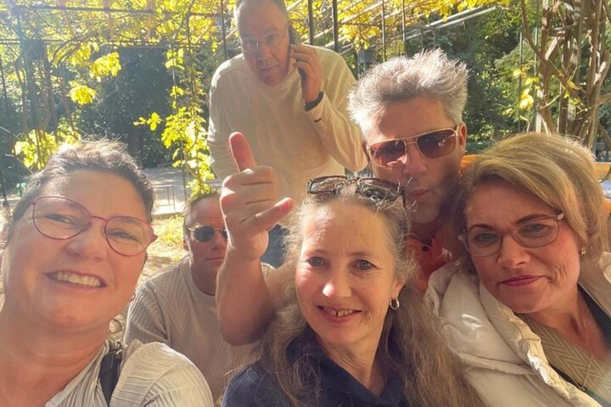 μια ομάδα ανθρώπων που ποζάρουν για μια φωτογραφία