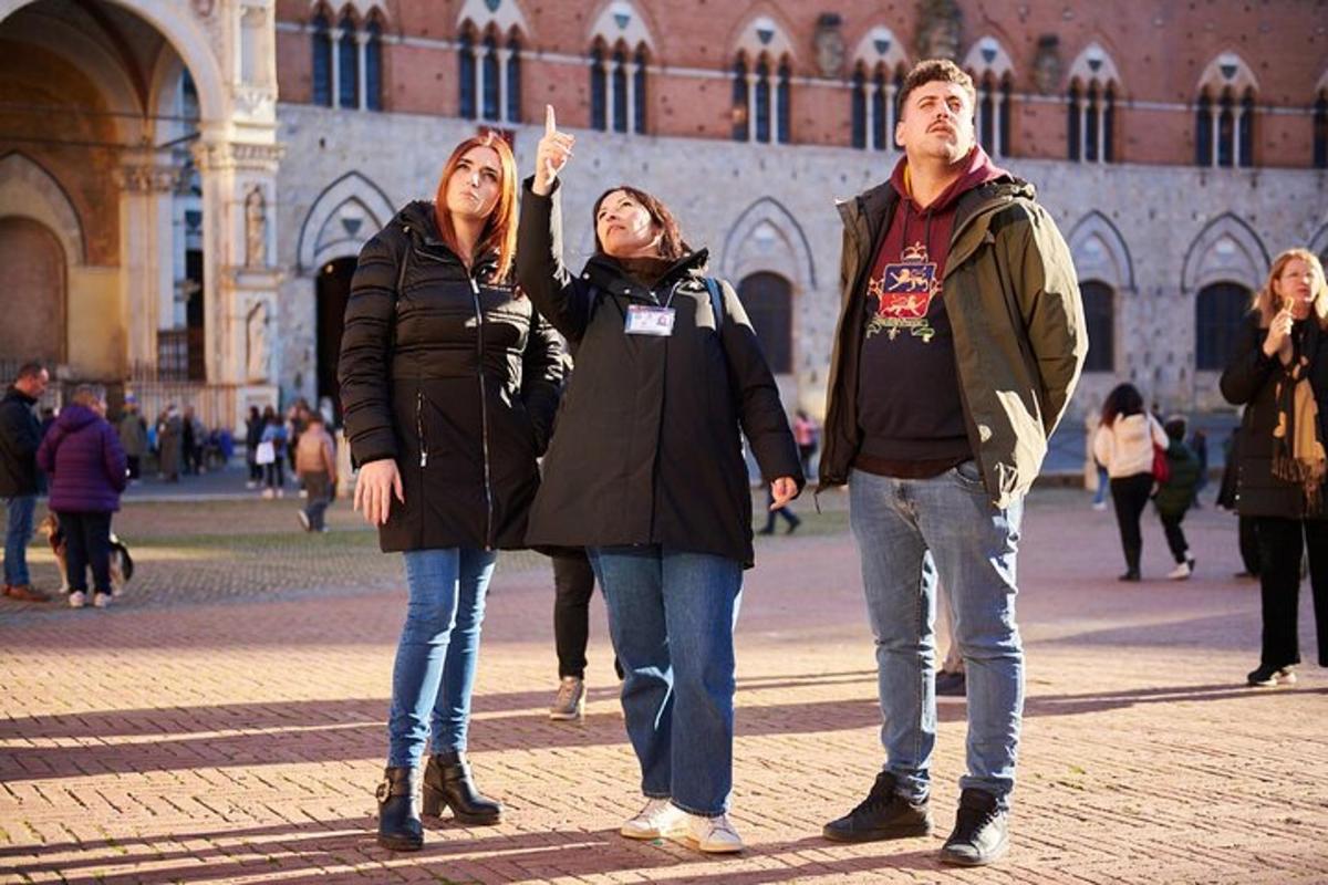 skupina lidí jdoucích po ulici