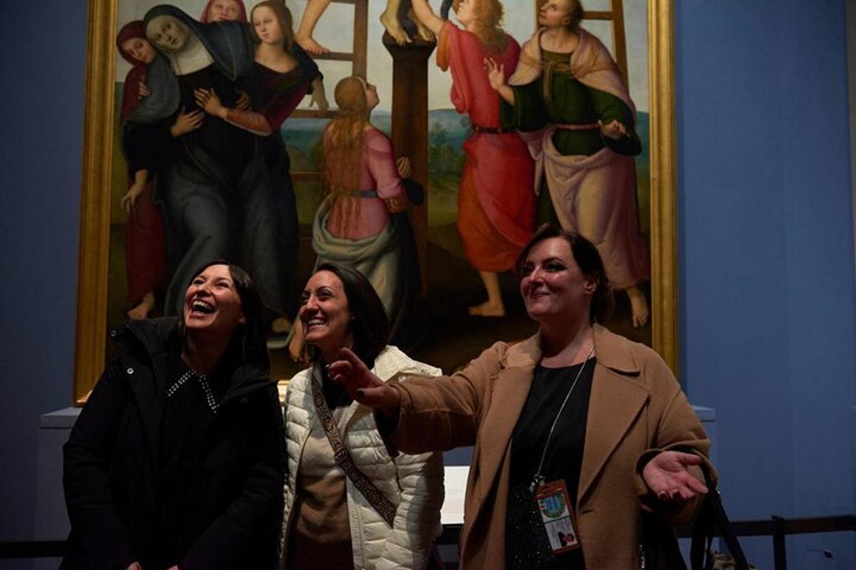 um grupo de três mulheres em pé em frente a uma pintura