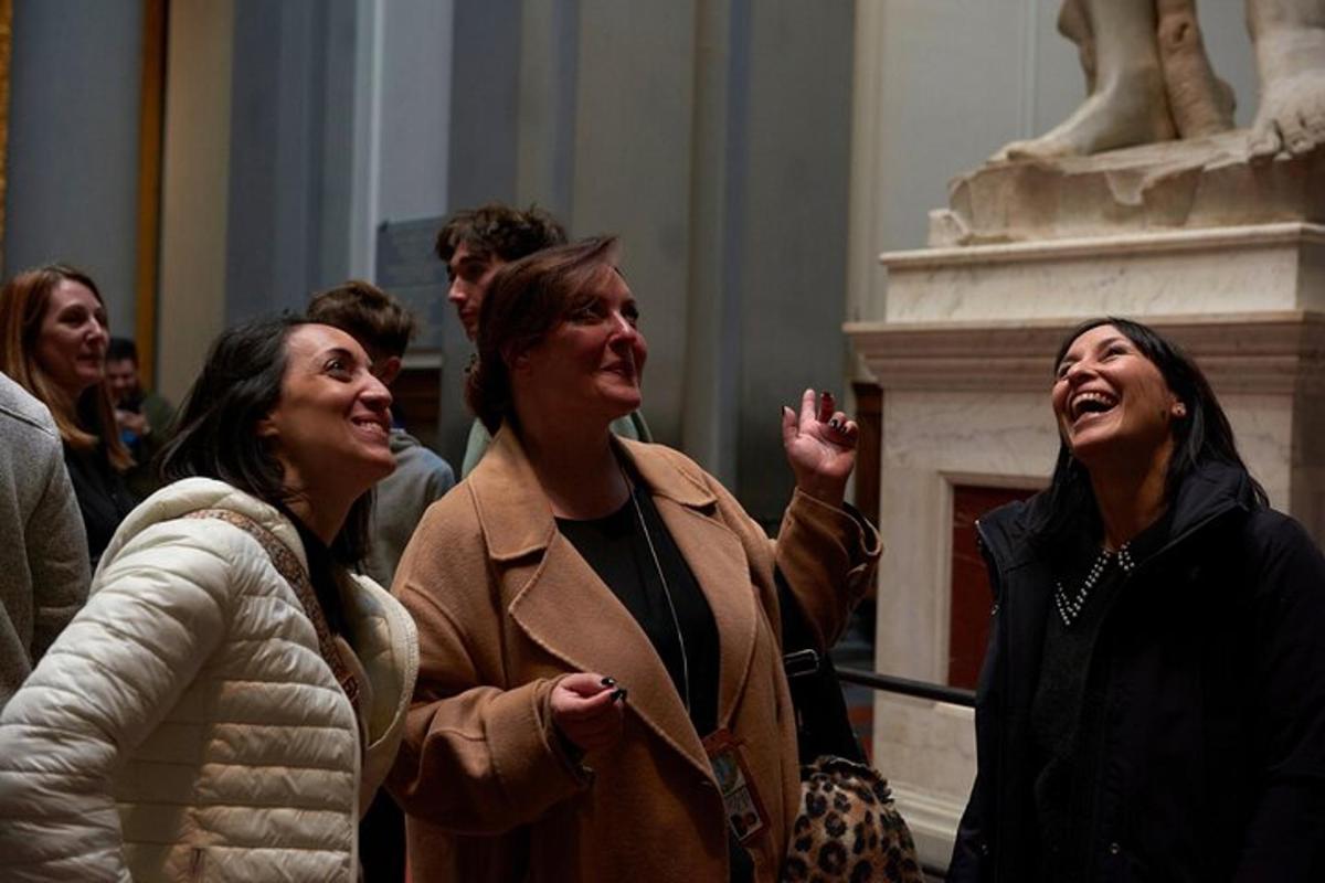 um grupo de pessoas em pé em um museu