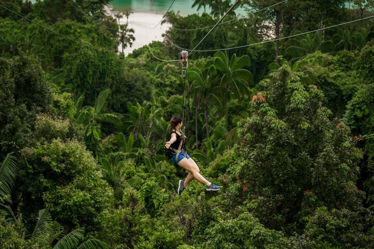 žena kráčející po zip line v džungli