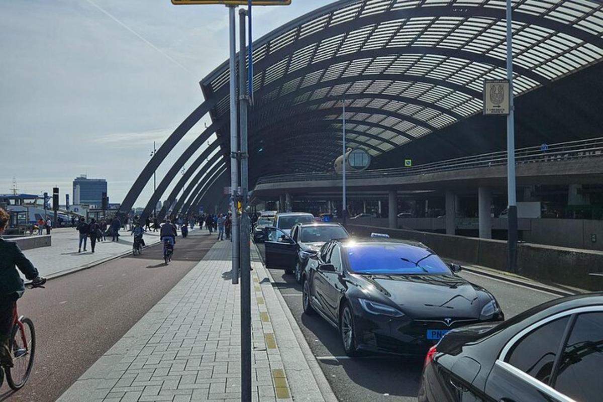 un mucchio di macchine parcheggiate sul ciglio di una strada