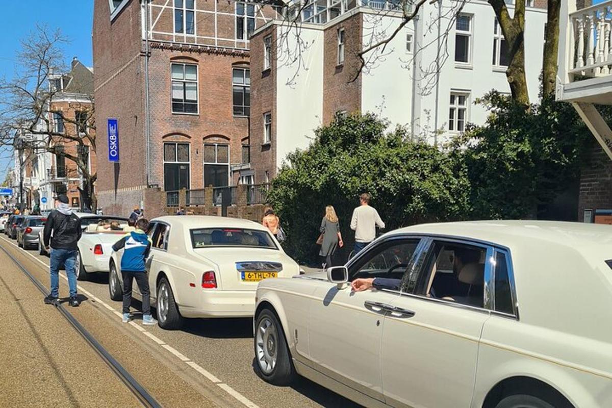 un gruppo di auto parcheggiate sul ciglio di una strada