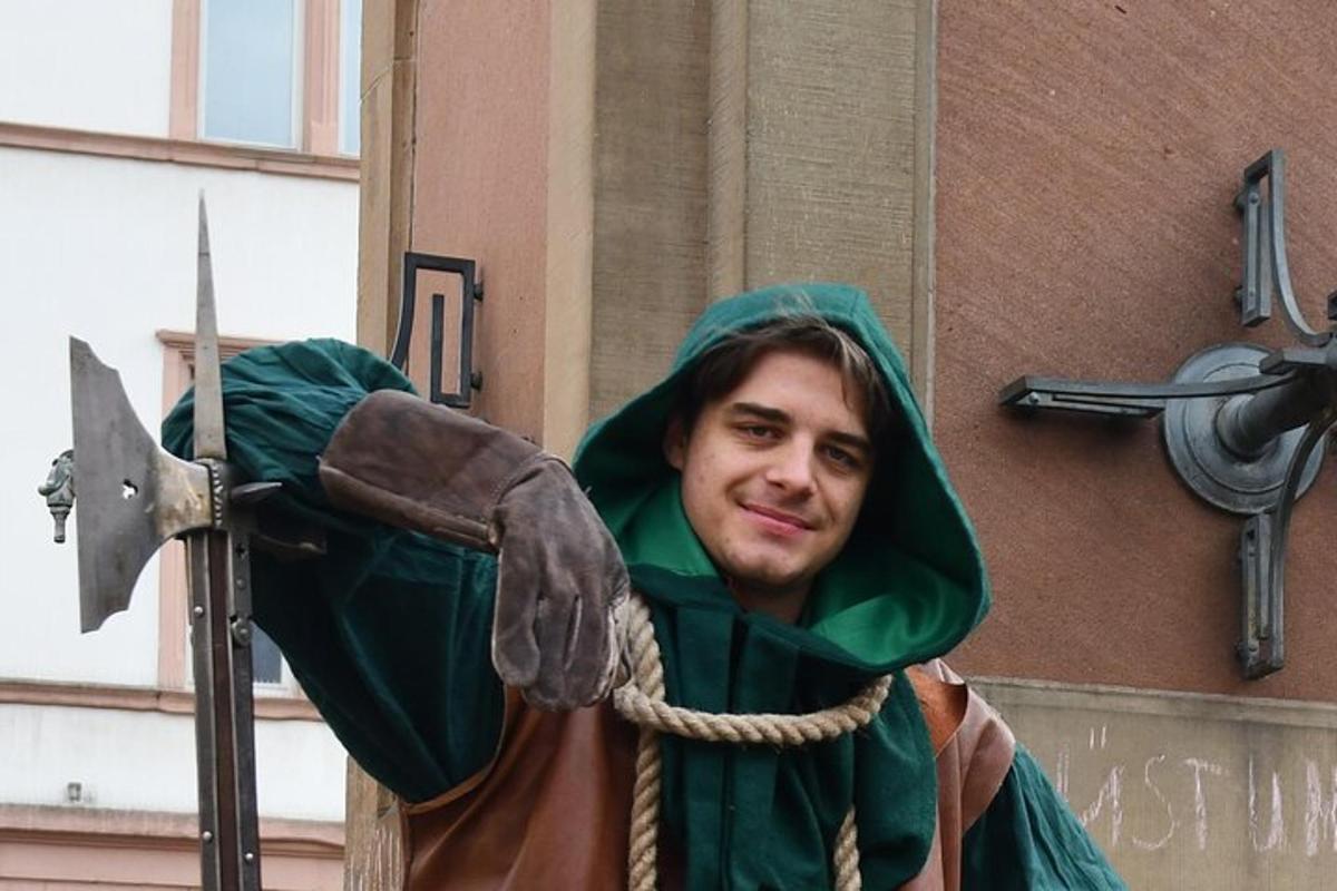 muž oblečený jako šašek s mečem