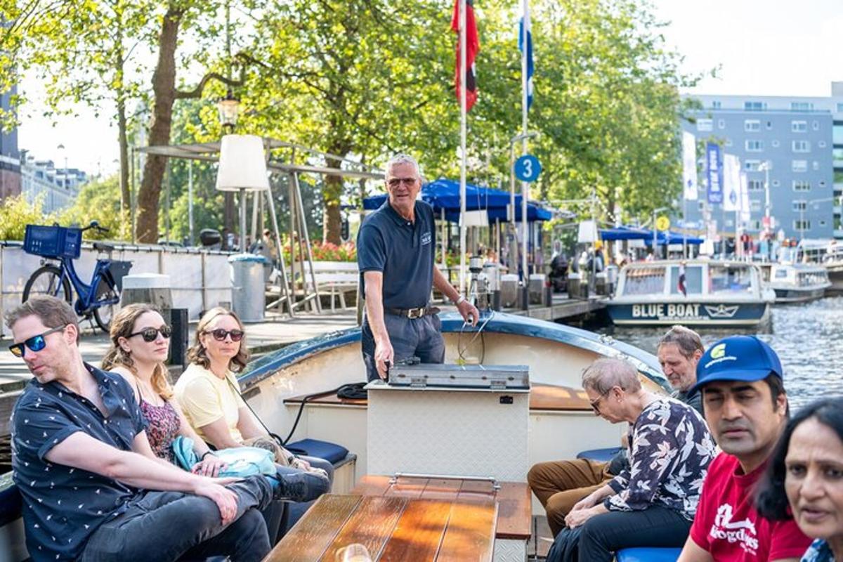un grupo de personas sentadas en un barco