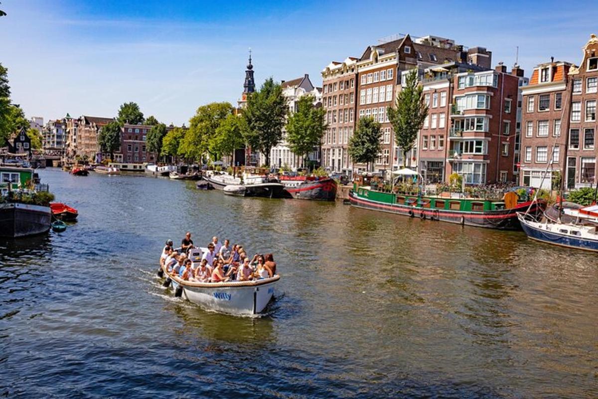 un grupo de personas en un bote en un río