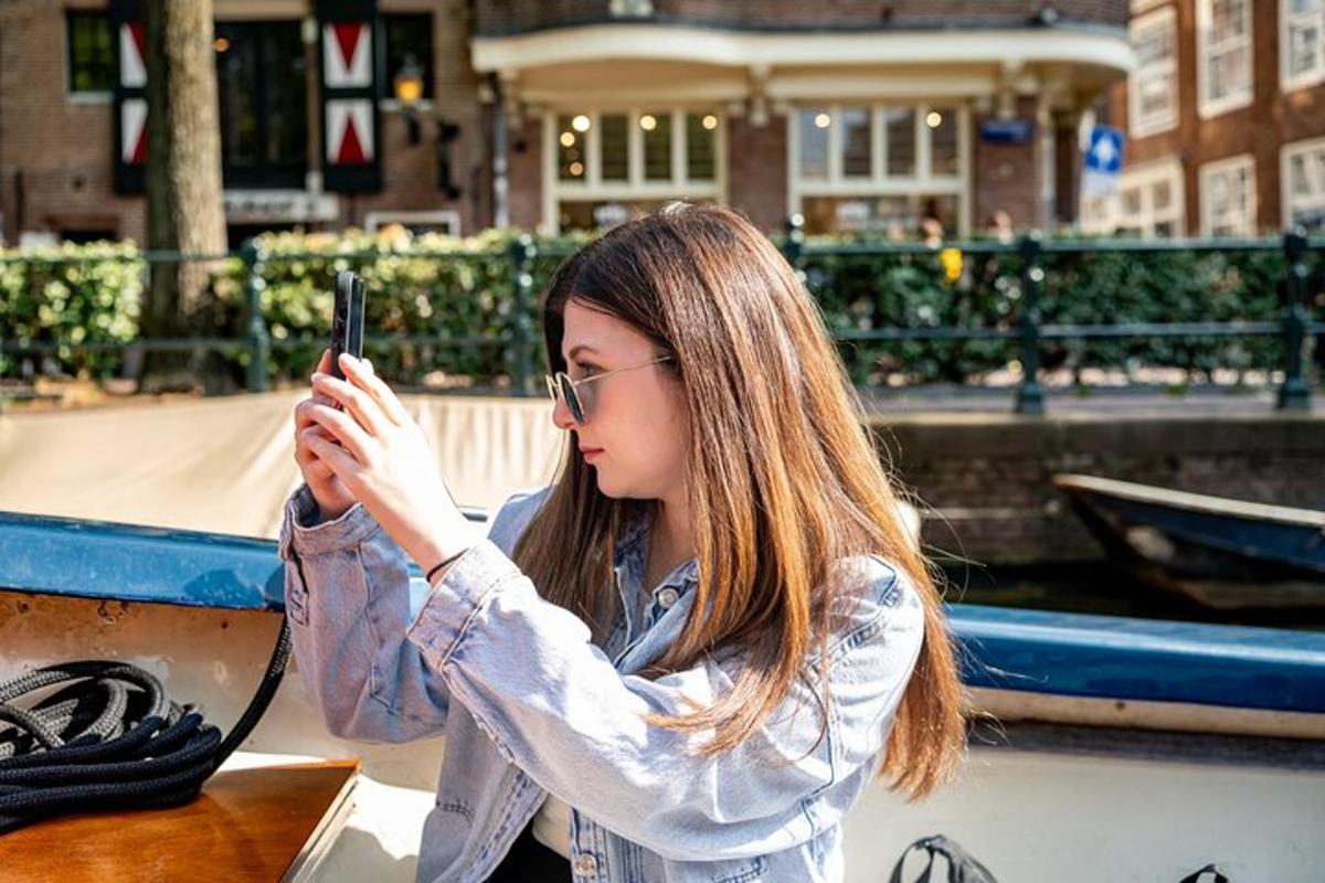 Una mujer joven tomando una foto con su teléfono celular