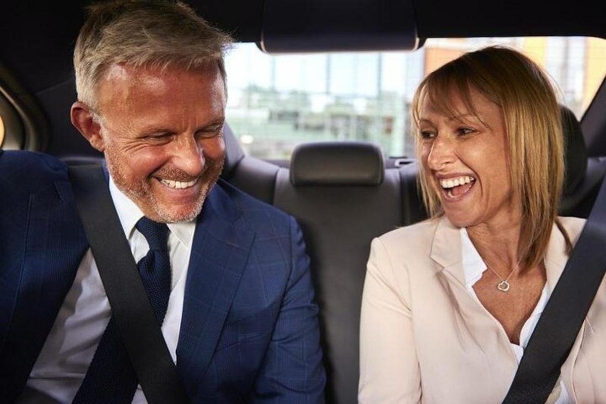 un home i una dona asseguts en un cotxe
