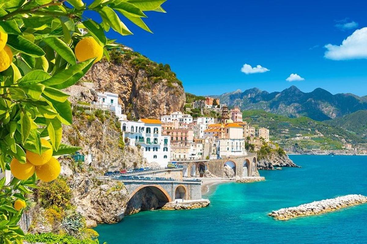 una vista de la costa amalfitana amb un pont i edificis