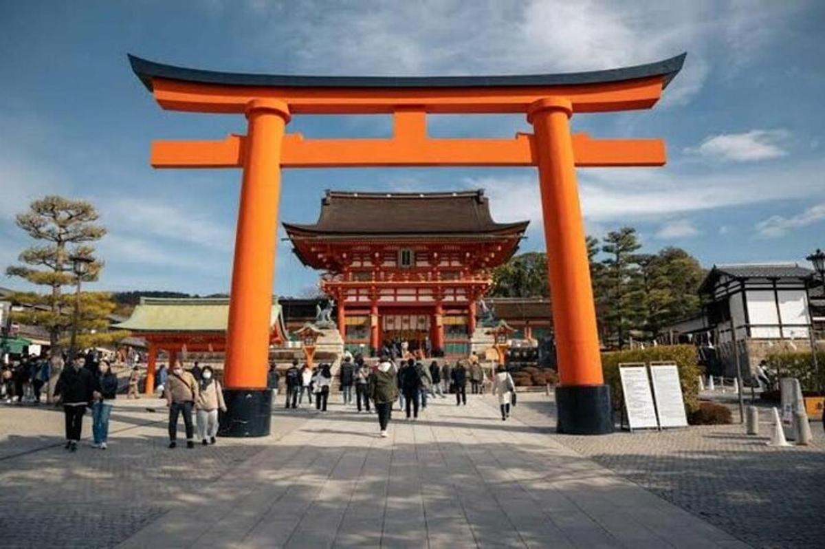 o poartă torii portocalie în fața unei clădiri
