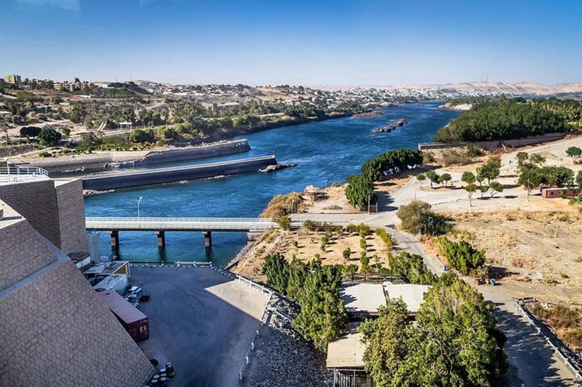 μια εναέρια άποψη ενός ποταμού με μια βάρκα μέσα