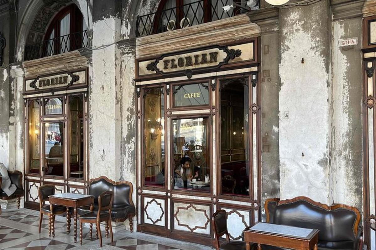 un ristorante con tavoli e sedie in un edificio