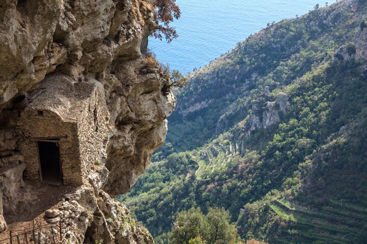 建物が建っている山の崖の景色