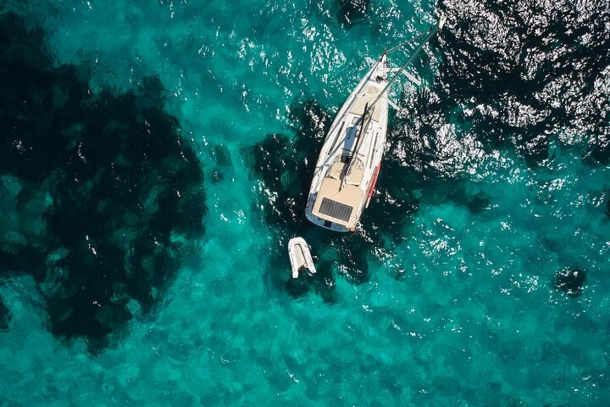 μια εναέρια άποψη ενός σκάφους στο νερό