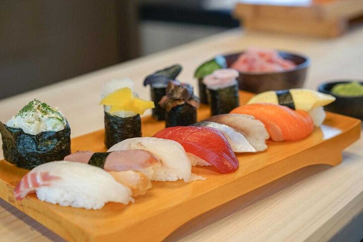 diskur af sushi á skurðarbretti