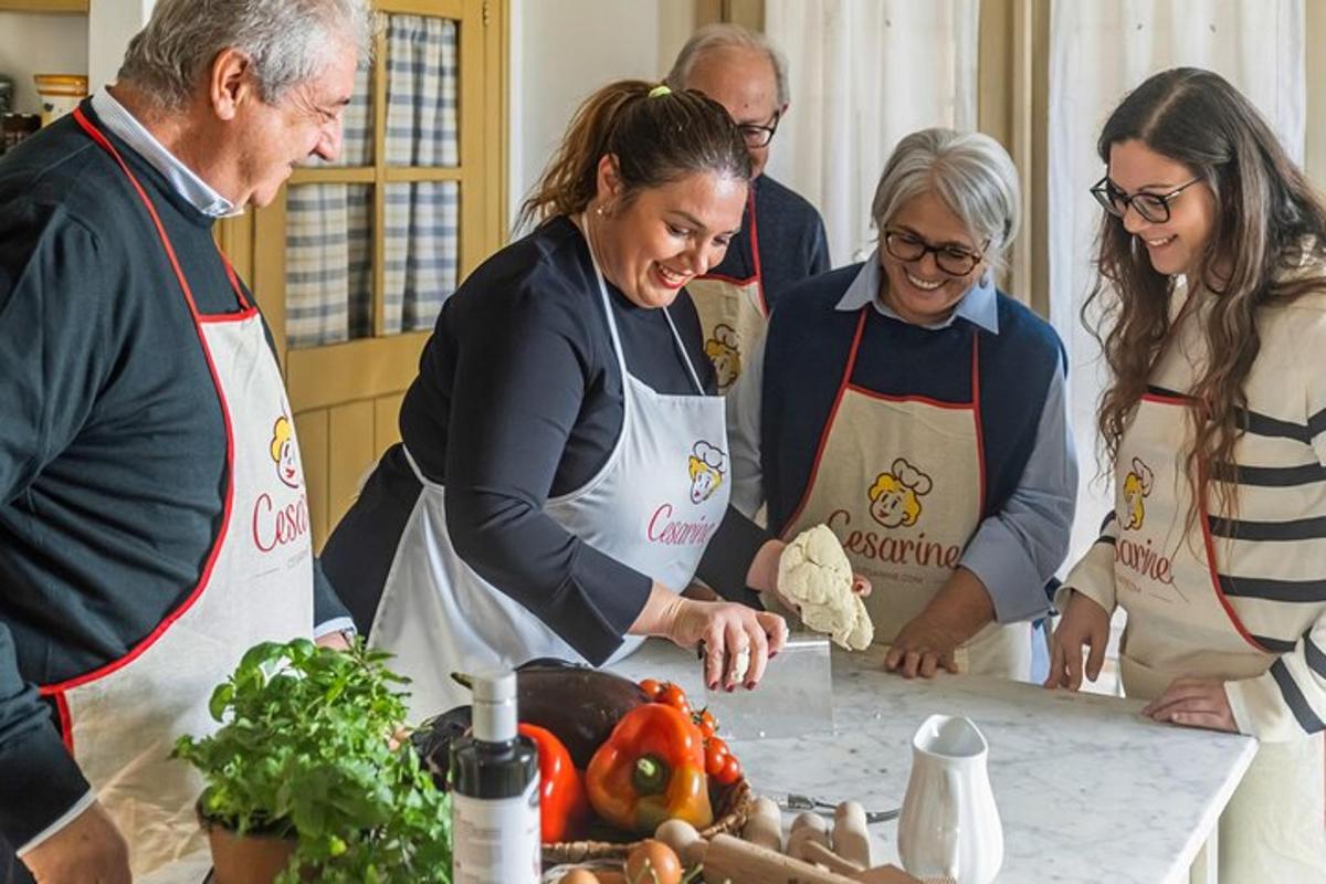 Un grupo de personas en una cocina preparando comida.