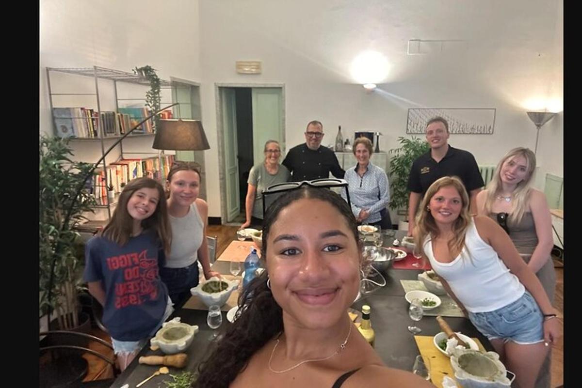 un gruppo di persone in piedi attorno a un tavolo