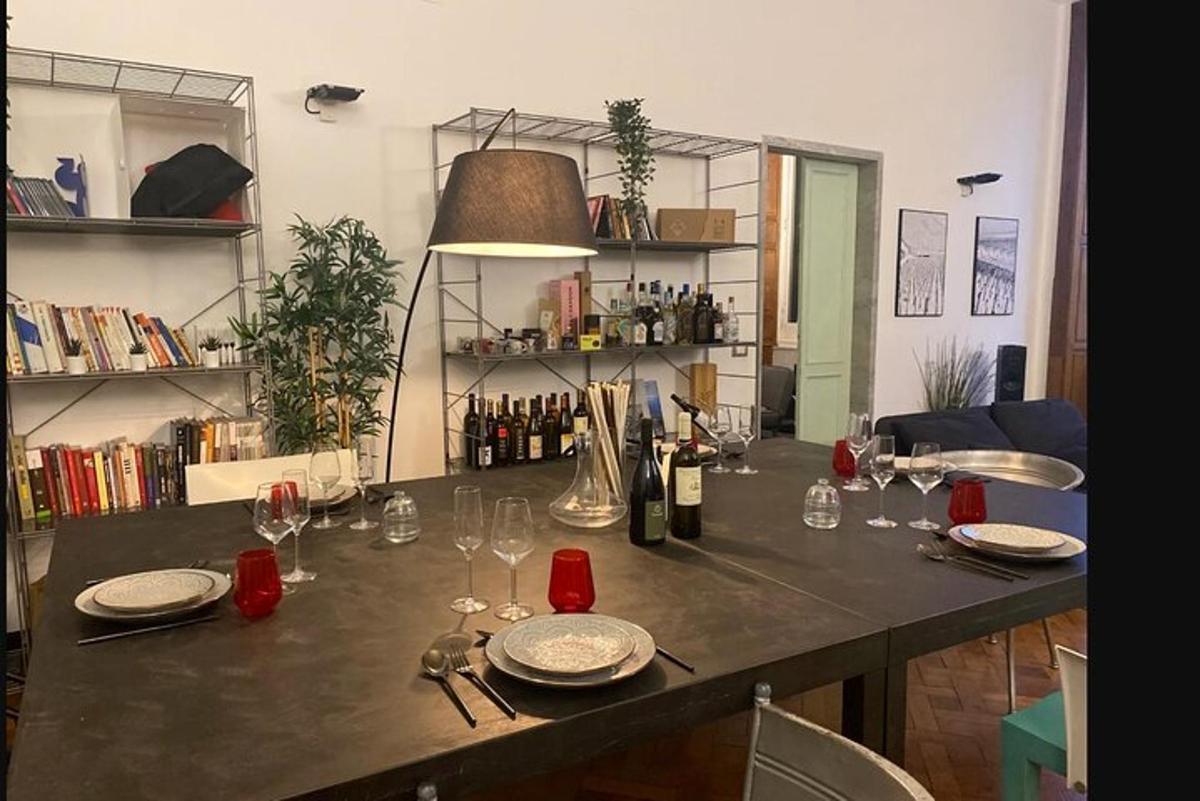 un tavolo con piatti e bicchieri da vino sopra