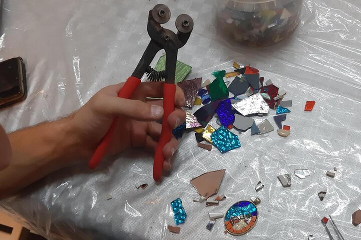 אדם המחזיק זוג מספריים על שולחן