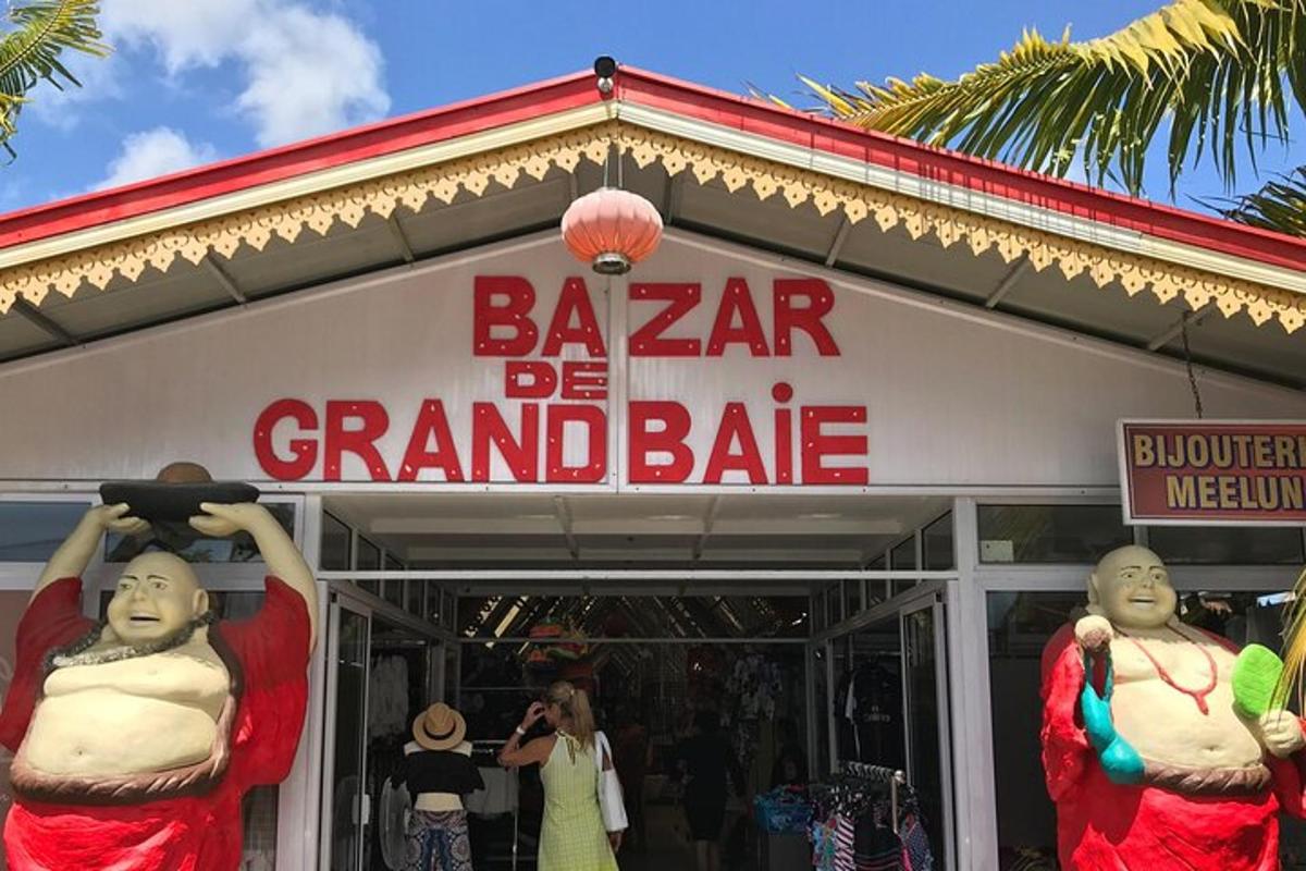 due manichini in piedi davanti a un grande magazzino di balle