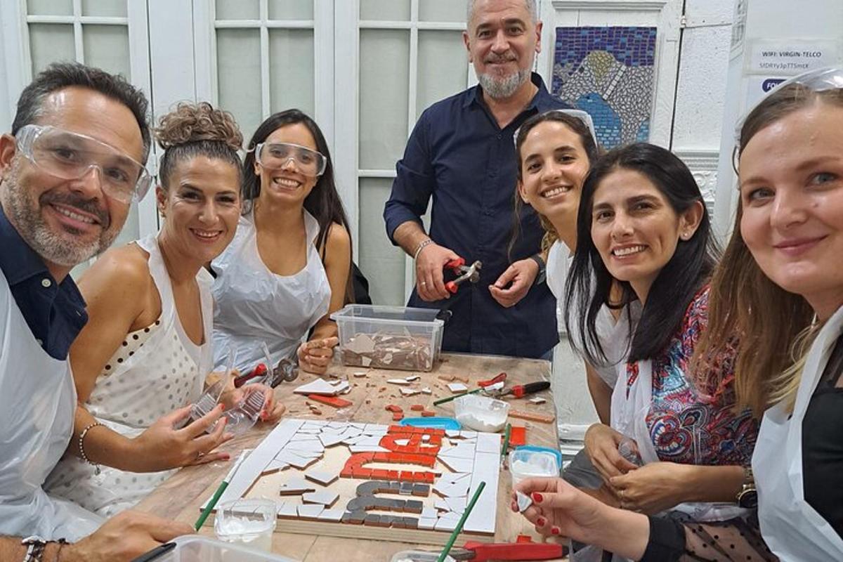 skupina lidí stojících kolem stolu s puzzle