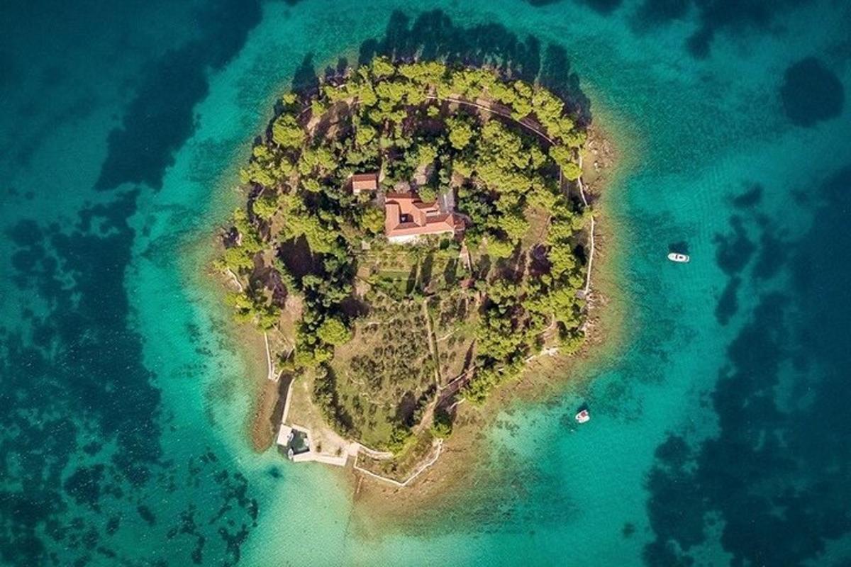eine kleine Insel mitten im Ozean
