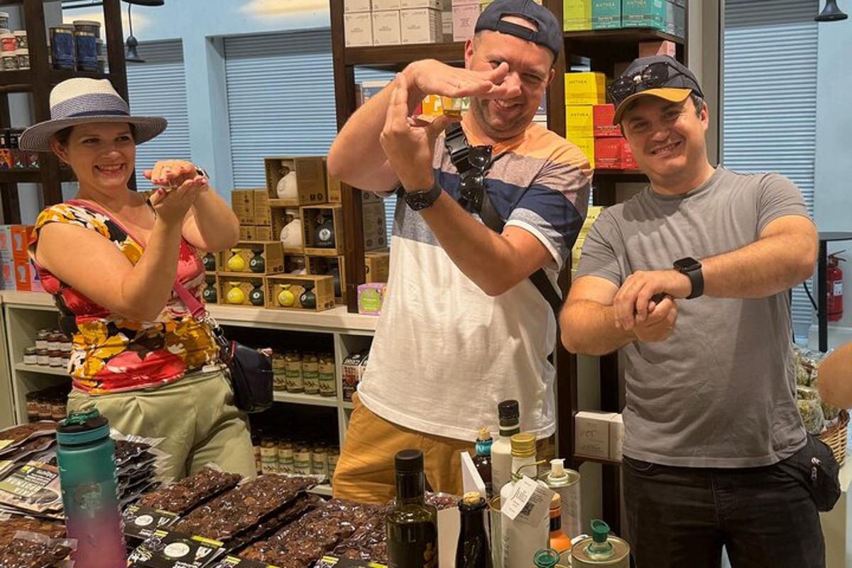 hópur fólks stendur í búð að drekka