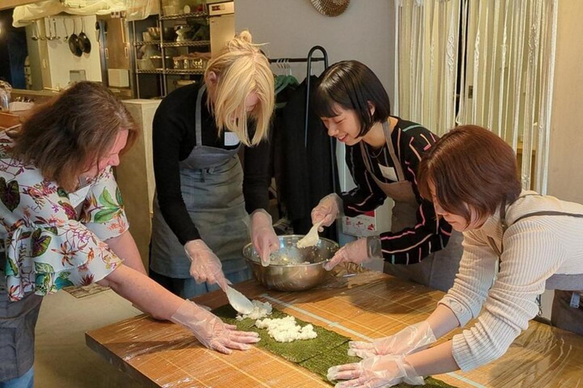 Tres mujeres de pie en una cocina preparando comida